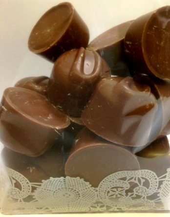 Rocher Géant chocolat blanc fourré praliné à l'orange - Chocogil – boutique  de chocolats en ligne